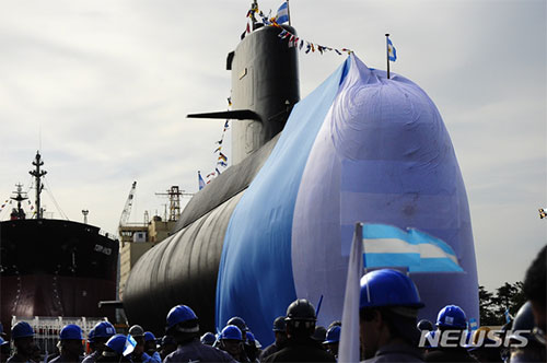 아르헨 “침몰잠수함 회수할 방법이 없다”.. 유족들 분노