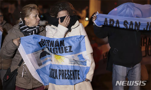 아르헨 “침몰잠수함 회수할 방법이 없다”.. 유족들 분노
