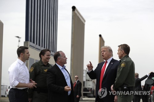 트럼프, 국경장벽 건설 예산 배수진… “연방정부 셧다운 불사”