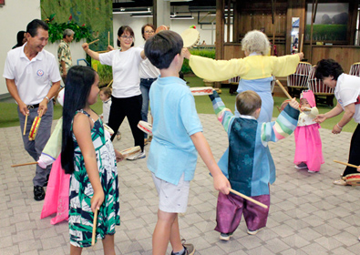하와이 주 한인회, 카카아코 어린이 디스커버리센터 찾은 방문객들과 추수감사절 흥겨운 한국 문화 축제 한마당 펼쳐