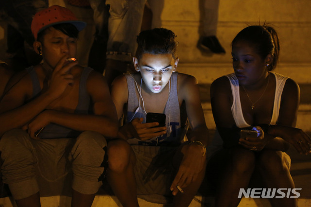 쿠바 최초로 전국민 휴대전화 인터넷 접속 시작