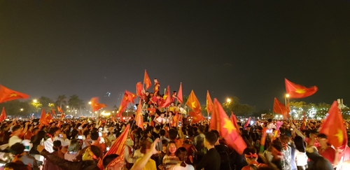 “베트남 국민인 게 자랑스럽다”…박항서 매직에 베트남은 축제장
