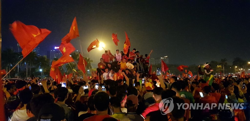 “베트남 국민인 게 자랑스럽다”…박항서 매직에 베트남은 축제장