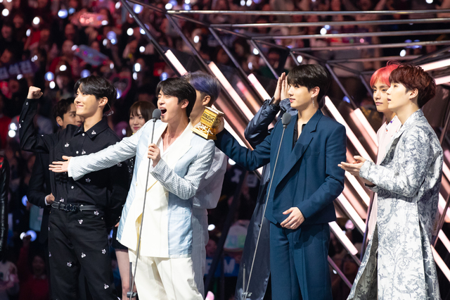 방탄소년단, ‘2018 MAMA’ 4관왕···3년 연속 대상