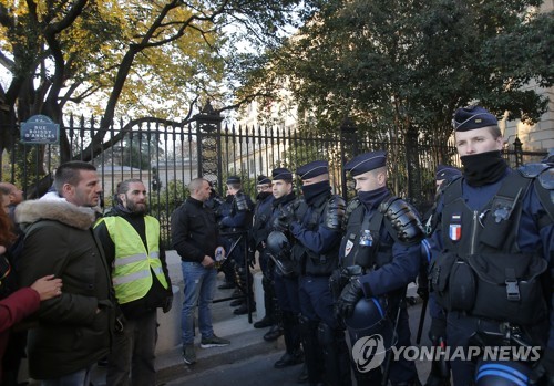 분노한 프랑스 경찰들 “힘들어서 더 못하겠다”…집단행동