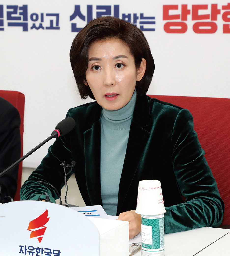 대학 동기인 나경원-조국, 민간사찰 의혹 ‘외나무다리’ 대치