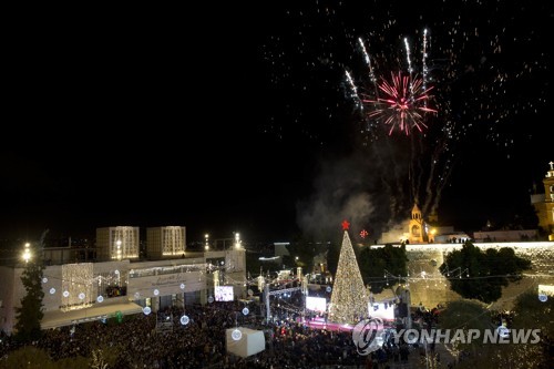 “아기예수 탄생” 지구촌 대축제…베들레헴 수년만에 최대인파