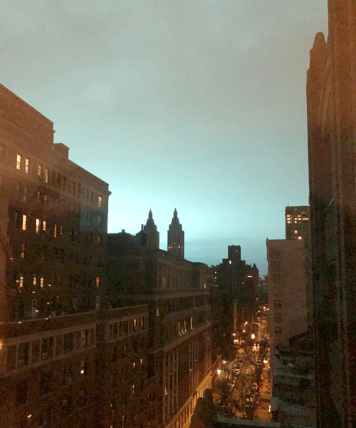 “외계인 침공”…푸른 섬광에 휩싸인 뉴욕 밤하늘