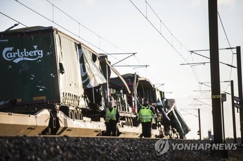 덴마크서 여객열차, 마주오던 화물열차 낙하물과 충돌…6명 숨져