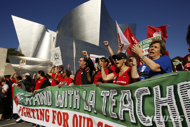 LA 공립교사 3만여명 파업 돌입…봉급인상 등 요구