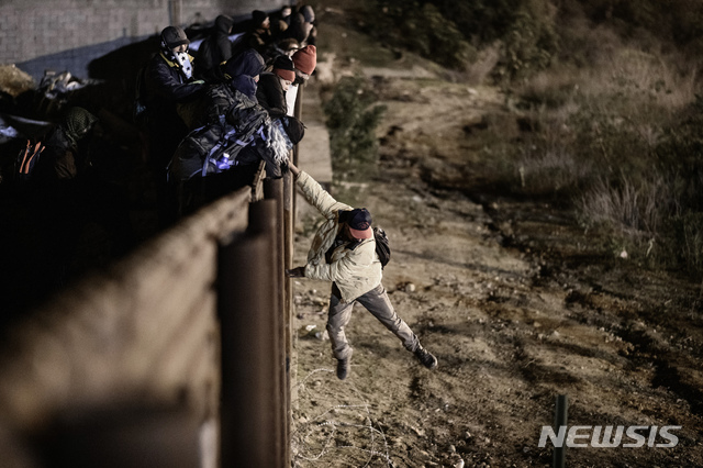 국경울타리 아래 땅굴 파 입국한 이주민 375명 구금