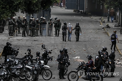 “‘마두로 퇴진’ 베네수엘라 반정부 시위 사망자 26명으로 늘어”