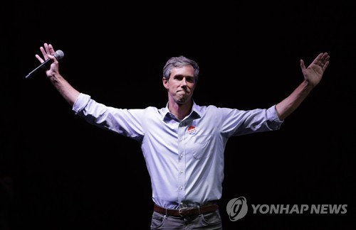 트럼프 vs ‘민주 잠룡’ 오루어크, 300ｍ 거리서 ‘연설 맞짱’