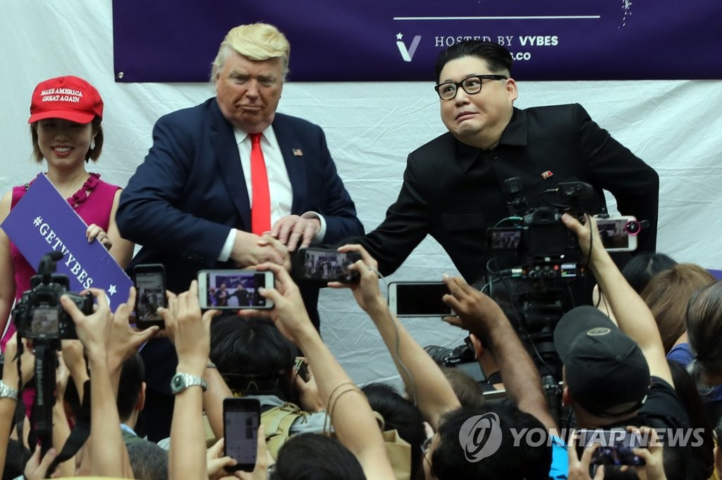 ‘가짜’ 김정은과 트럼프, 하노이서 분위기 띄워