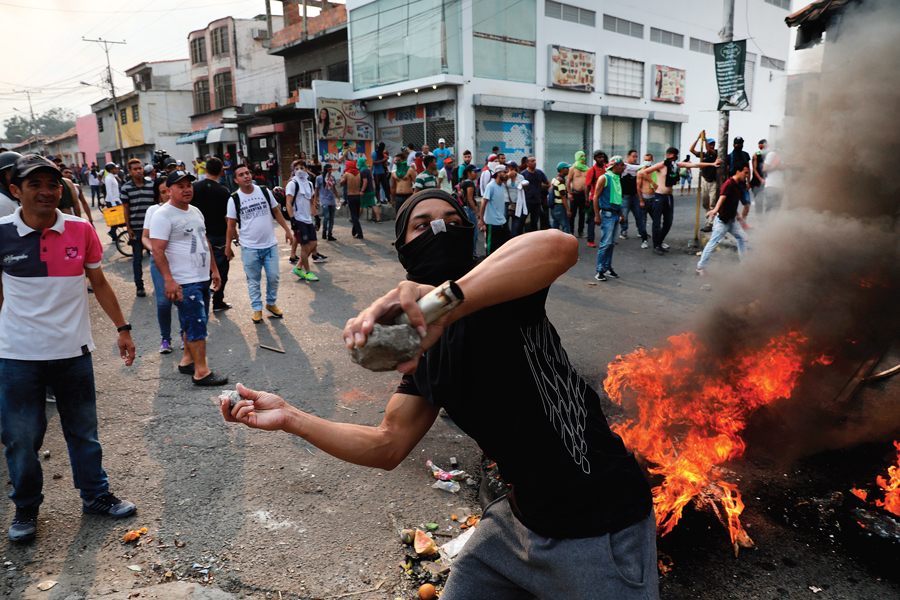 베네수엘라 국경서 ‘구호품 반입’ 충돌…4명 사망