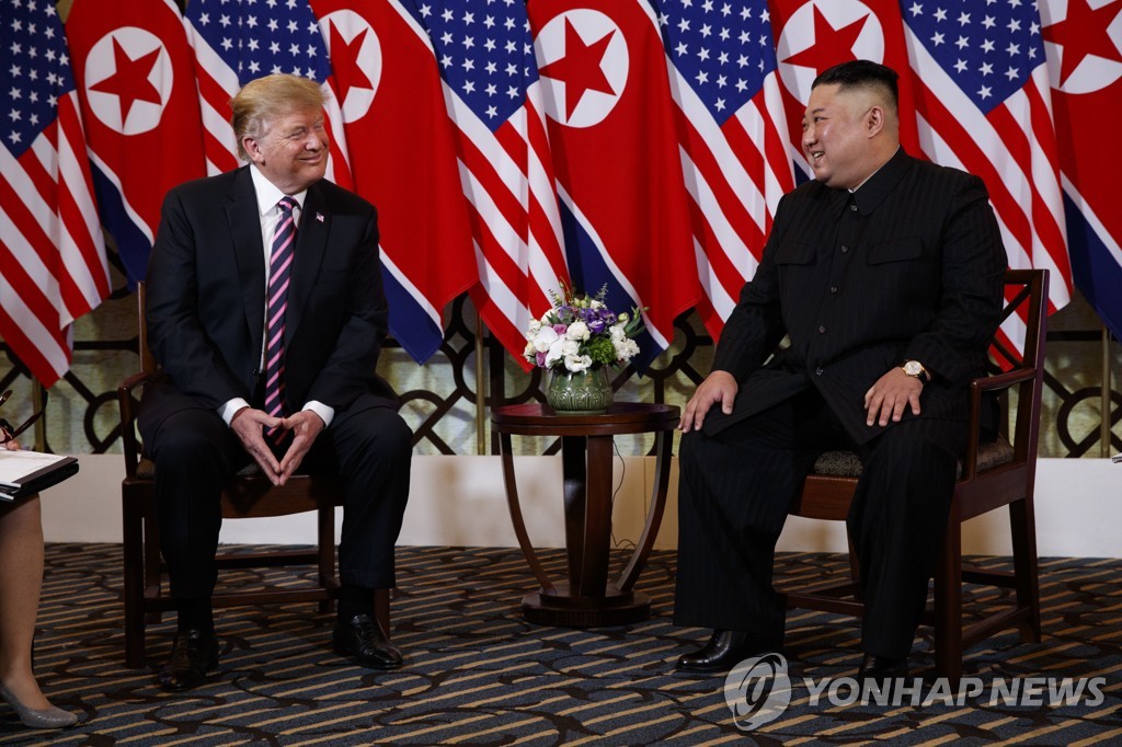 트럼프-김정은 260일만에 다시 만났다…2차 핵담판 돌입