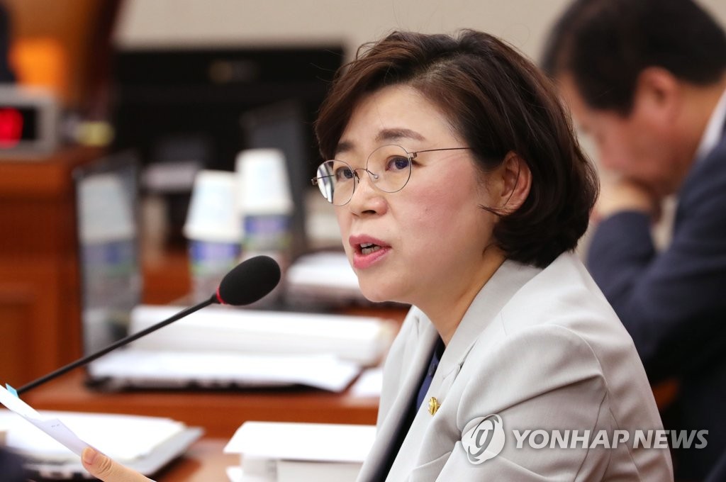 ‘사법농단’ 법관 기소에 민주 “법관치욕” vs 한국 “조폭영화”