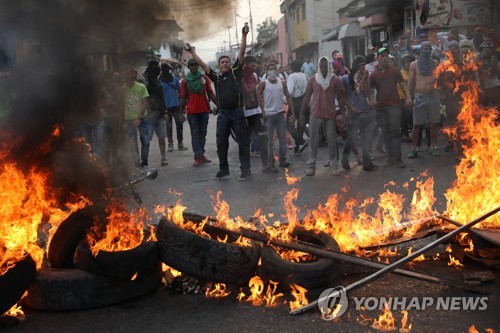 “베네수엘라 대정전 항의시위·약탈로 4명 사망…300명 체포”