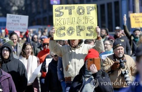 흑인소년 사살한 백인 경관 무죄에 수백 명 항의 시위