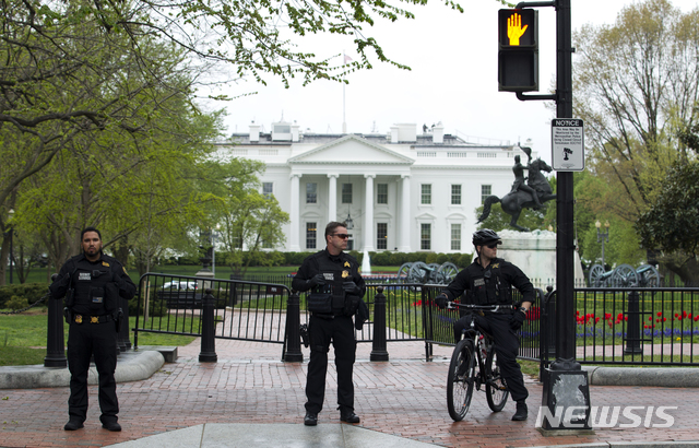 백악관 앞에서 입고있던 옷에 불붙인 남성 체포