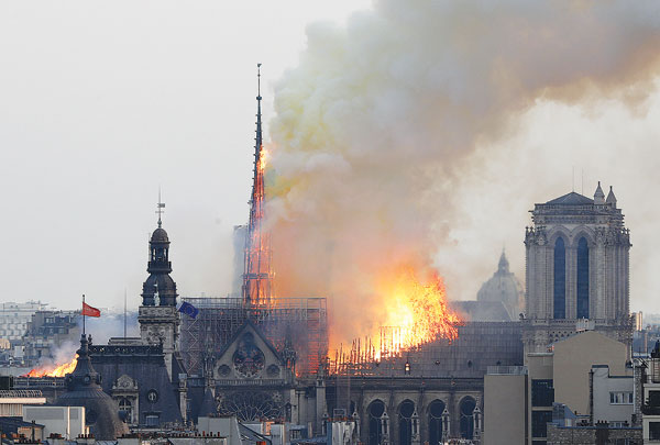 파리 노트르담 성당 화재…지붕·첨탑 붕괴