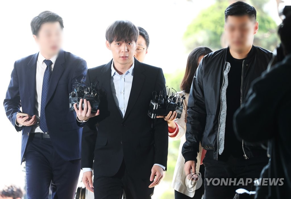 ‘마약 스캔들’ 박유천, 경찰 출석… “성실히 조사받겠다”