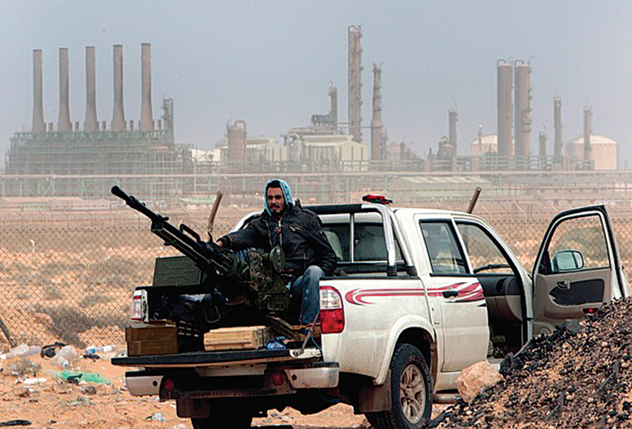 트럼프, 돌연 변심… 리비아 내전에 기름