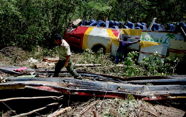 볼리비아서 버스 추락, 25명 사망 24명 중경상