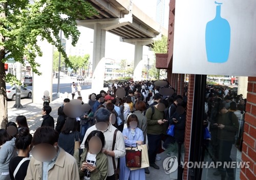 블루보틀 커피, 무슨 맛?… 블루보틀 한국 1호점 첫날, 새벽부터 200명 줄섰다