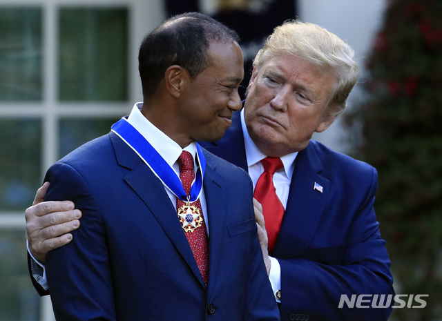 트럼프, 우즈에 ‘대통령 자유메달’ 수여… “놀라운 귀환 축하”
