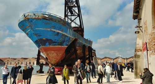 베네치아에 등장한 인공해변·난민선… ‘흥미로운’ 시대의 표상