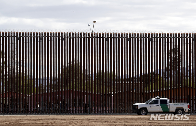 트럼프 “국경장벽, 뜨겁게 달궈지게 검정색 강철로” 지시