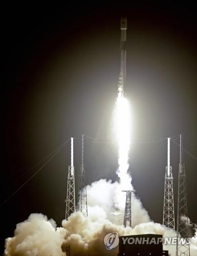 스페이스X 우주인터넷 첫발…스타링크 위성 60기 탑재 로켓 발사