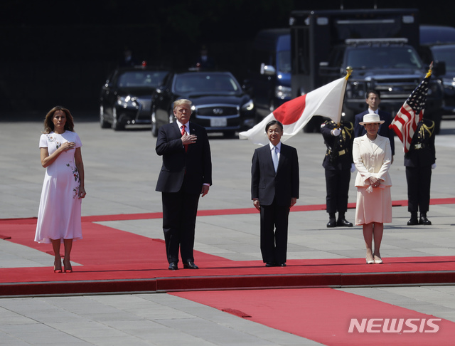 트럼프,日궁정 환영식 참석…나루히토 일왕과 환담