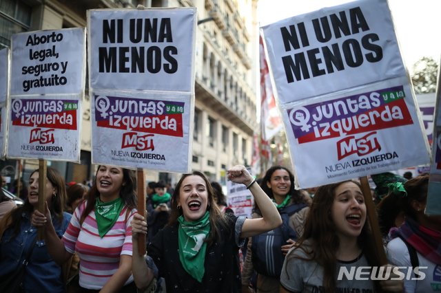 아르헨 “여성대상 살인과 폭력에 항의” 대규모 시위