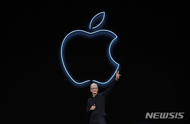 쿡 “스마트폰 자제하길 바라…애플 독점기업 아냐”