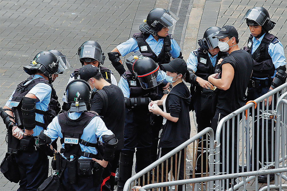 홍콩 시위가 대리전 양상…미·중 갈등에 기름 붓나