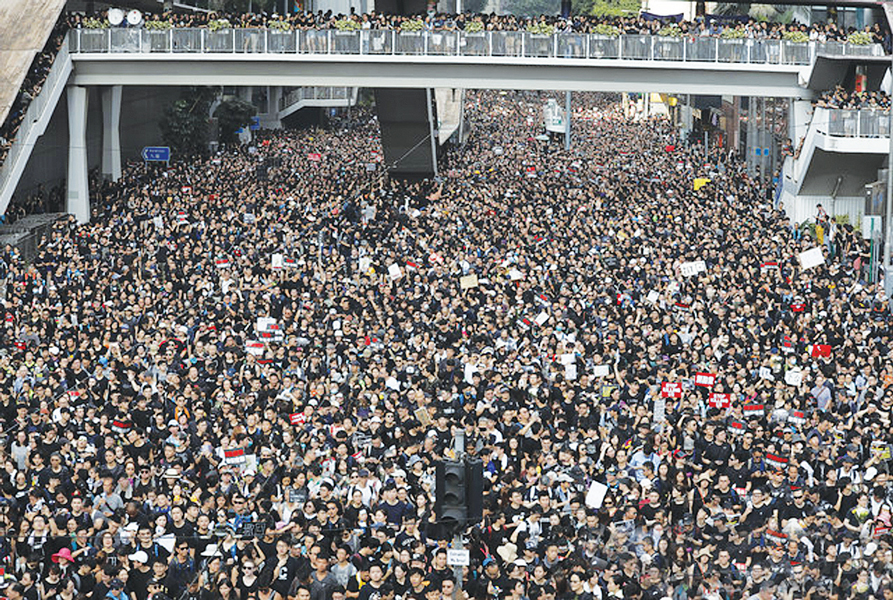 홍콩시민 140만명 일요일 ‘검은 대행진’… “행정장관 퇴진”