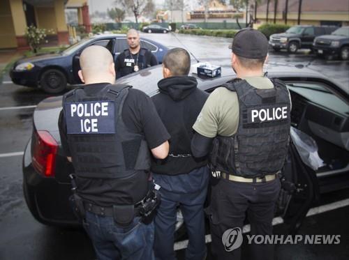 이민단속국, 10개 도시서 불법이민자 2천명 체포작전 개시