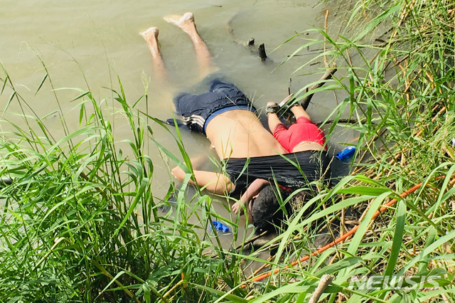 트럼프, 익사한 이민자 부녀 사진에 “난 그게 싫다…민주당 탓”