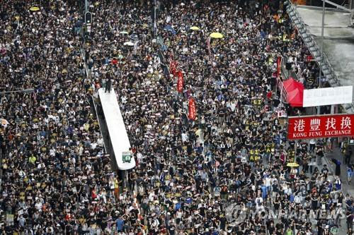 홍콩 ‘검은 대행진’서 반중정서 표출… 中사무소에 계란