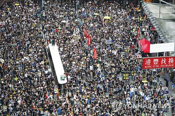 홍콩 ‘검은 대행진’ 반중정서 표출