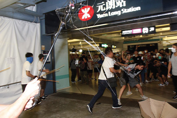 친중파가 사주?… 홍콩 전철역 흰옷 괴한들 ‘각목 테러’