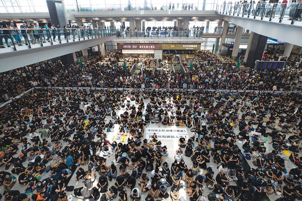 경찰 고무탄에 시위여성 실명, 분노한 시위대 홍콩공항 점령