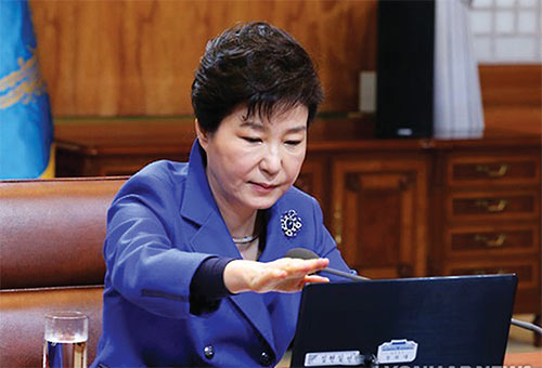 박근혜 “밀회·굿판설 서글퍼… 이게 제대로 된 나라인가”