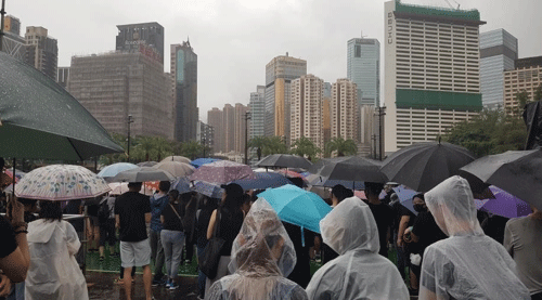 인민해방군 투입 협박속 홍콩인 수십만명 빗속 ‘평화시위’