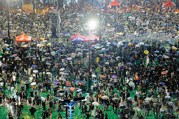 홍콩 170만명, 평화로 응수했다