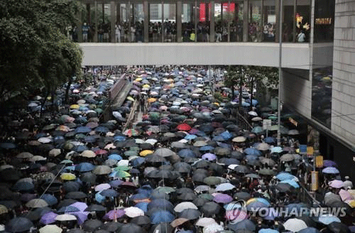 홍콩 시위대, 도심 도로서 방화… 경찰은 실탄 경고사격