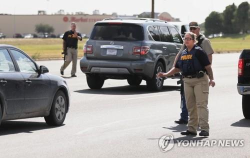 경찰 “텍사스 36세 총격범 AR 총기 사용…테러리즘 연계 없어”