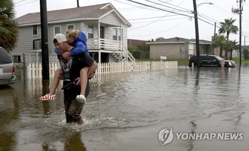 폭우로 물에 잠긴 텍사스주 남동부…주민 1천여명 구조
